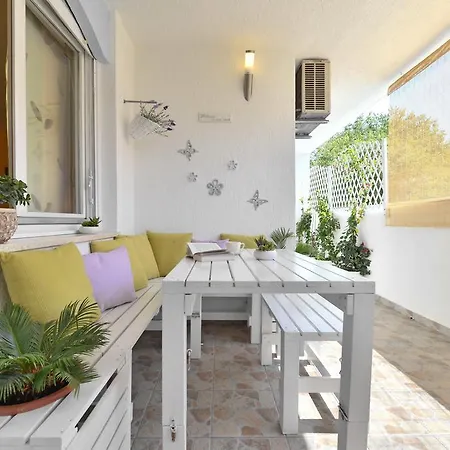 Cozy Beach Apartment Split Apartment