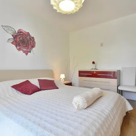 Cozy Beach Apartment Split